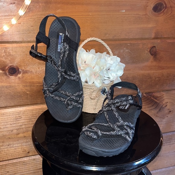 $85 Skechers reggae style sandals NEW size 6 black - Picture 1 of 12
